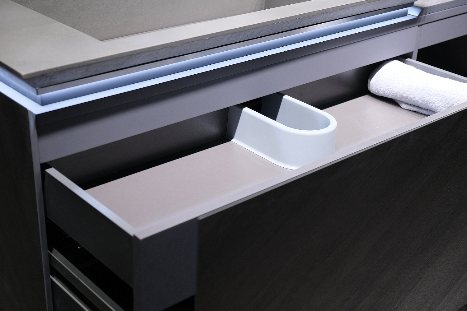 Тумба Инклайн 140 подвесная, бетон